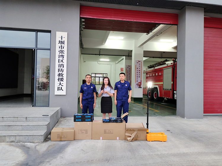 针对张湾区艳湖小区燃气爆炸事故 我司向十堰市消防救援支队捐赠照明物资